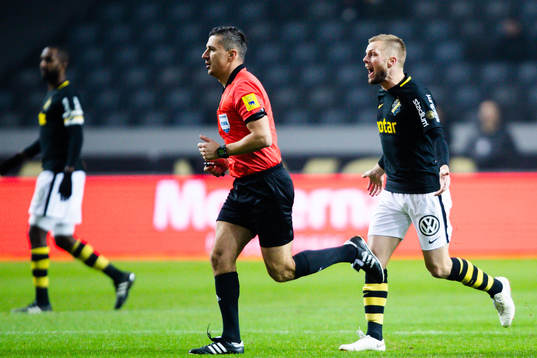 s Sebastian Larsson reagerar på ett domslut