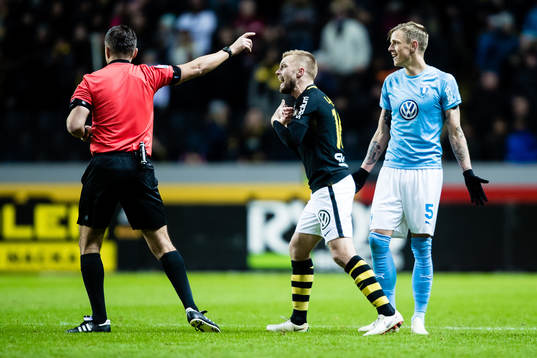 s Sebastian Larsson blir utvisad