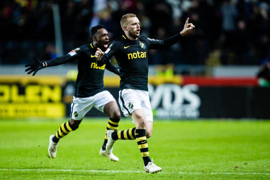 s Sebastian Larsson jublar med Heradi Rashidi