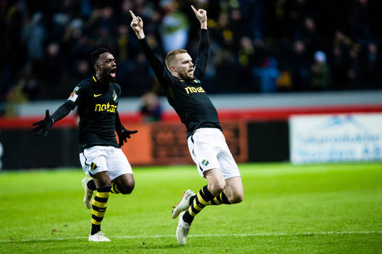 s Sebastian Larsson jublar med Heradi Rashidi