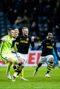s Sebastian Larsson jublar med målvakt Oscar Linnér och