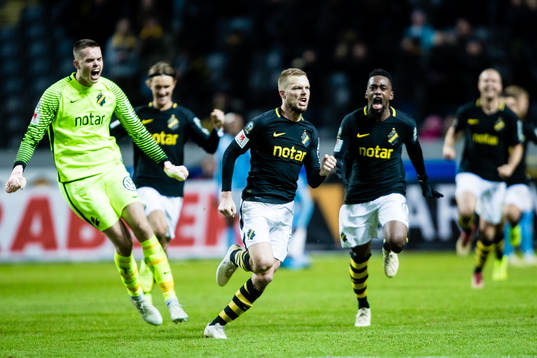 s Sebastian Larsson jublar med Heradi Rashidi och målvakt