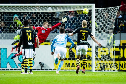 s Sebastian Larsson gör 1-1 på en frispark