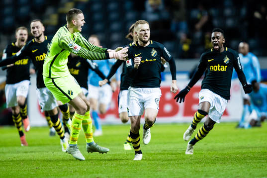 s Sebastian Larsson jublar med Heradi Rashidi och målvakt