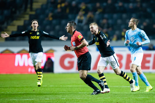 s Sebastian Larsson protesterar bredvid domare Bojan Pandzic