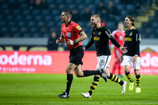 s Sebastian Larsson protesterar bredvid domare Bojan Pandzic