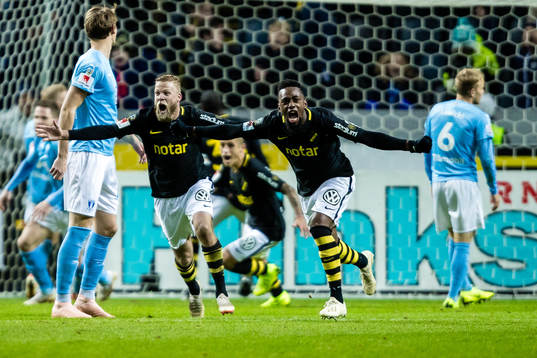 s Daniel Sundgren jublar med Heradi Rashidi