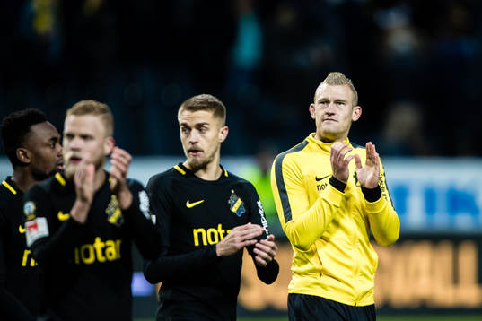 s Robin Jansson applåderar publiken