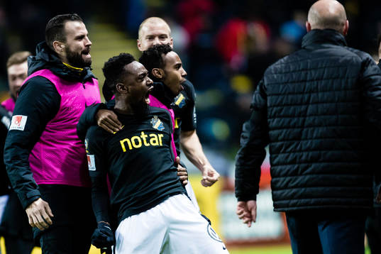 s Heradi Rashidi , Per Karlsson och Daniel Sundgren jublar