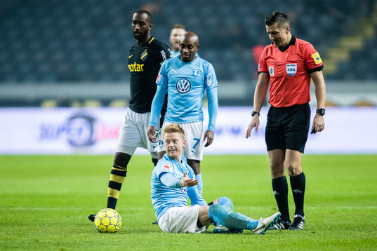 Malmö FFs Anders Christiansen slår ut med armen