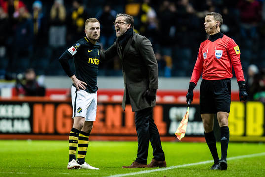s tränare Rikard Norling reagerar