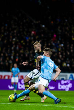 s Daniel Sundgren i kamp om bollen med Malmö FFs Markus