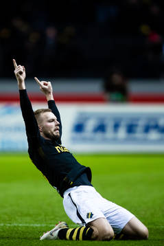 s Sebastian Larsson jublar