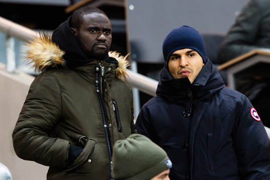 s Enoch Kofi Adu och Tarik Elyounoussi på läktaren