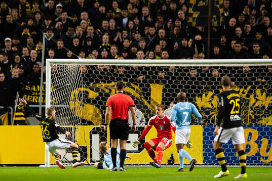 s Sebastian Larsson med målchans på Malmö FFs målvakt