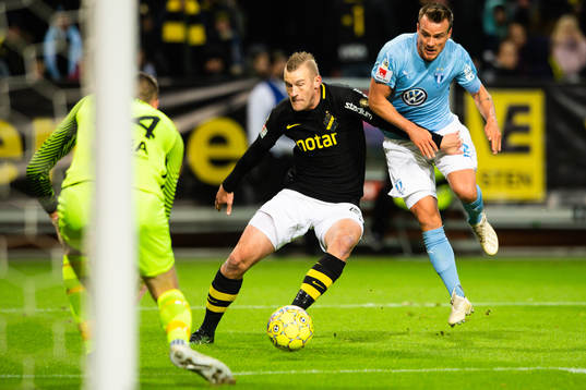 s Robin Jansson försvarar mot Malmö FFs Eric Larsson