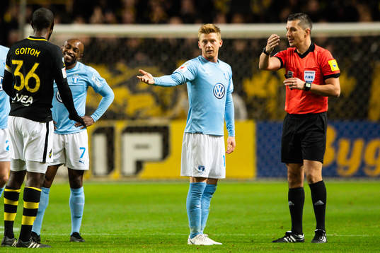 Malmö FFs Anders Christiansen reagerar på ett domslut