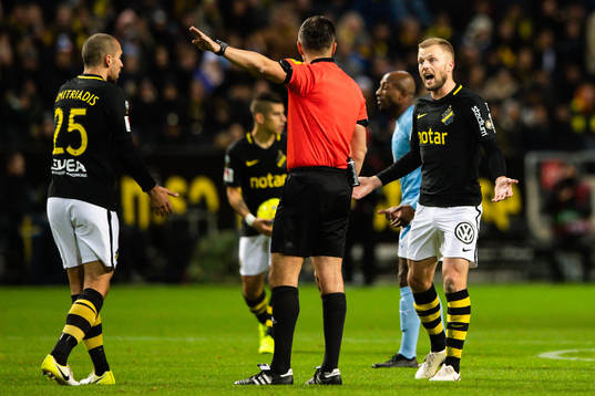 s Sebastian Larsson reagerar