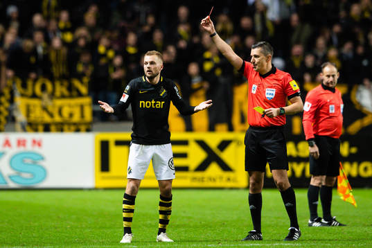 s Sebastian Larsson får rött kort