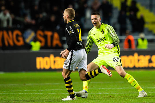 s Sebastian Larsson och målvakt Oscar Linnér jublar