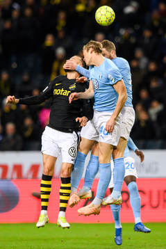 s Alexander Milosevic i en luftduell med Malmö FFs Hugo