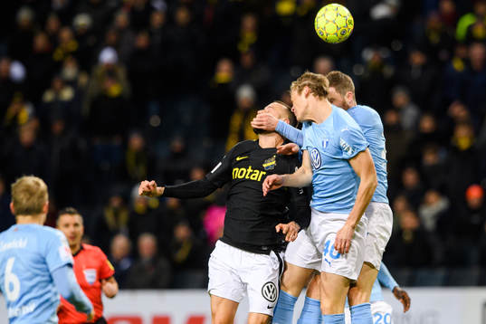 s Alexander Milosevic i en luftduell med Malmö FFs Hugo