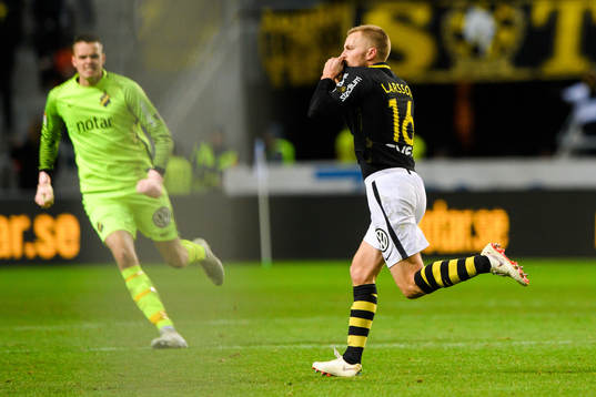 s Sebastian Larsson jublar