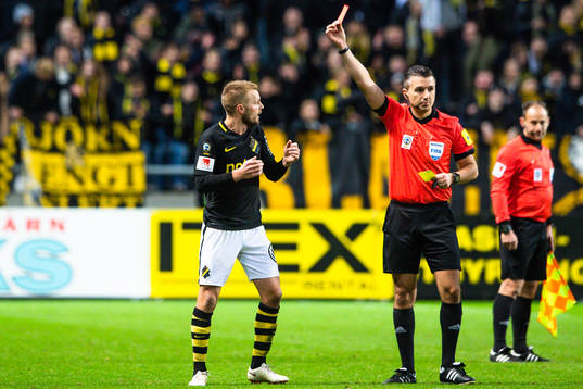 s Sebastian Larsson får rött kort