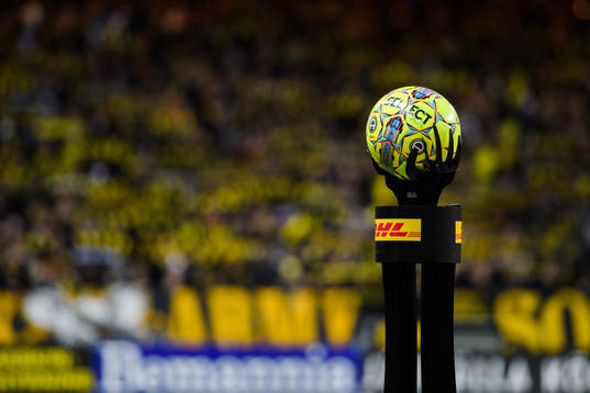 Matchbollen före fotbollsmatchen i Allsvenskan mellan AIK