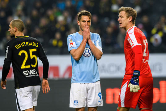 Malmö FFs Markus Rosenberg och målvakt Johan Dahlin deppar