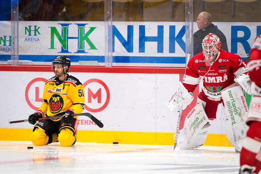 Luleås Daniel Sondell och Timrås målvakt Victor