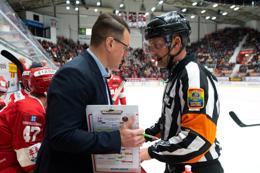 domaren diskuterar med Timrås assisterande tränare Johan