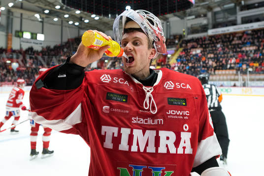 Timrås målvakt Niklas Svedberg dricker vatten