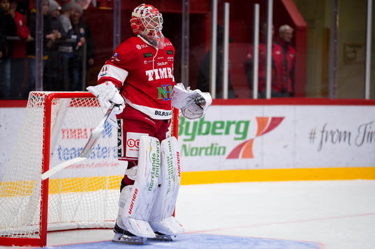Timrås målvakt Victor Brattström byts in