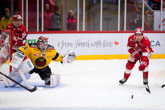 Timrås Rickard Palmberg framför Luleås målvakt Joel