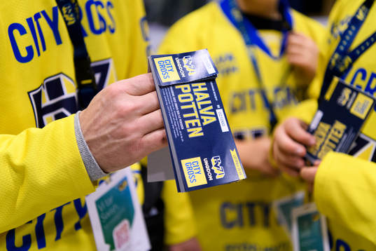 Försäljning av halva potten-lotter innan ishockeymatchen