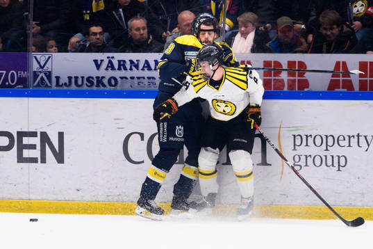 s Markus Lauridsen tacklas av Brynäs Victor Söderström