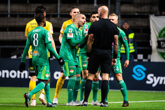 Dalkurds Rawez Lawan diskuterar med domaren