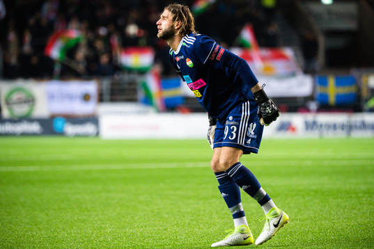 Dalkurds målvakt Stefan van de Lei signalerar för byte