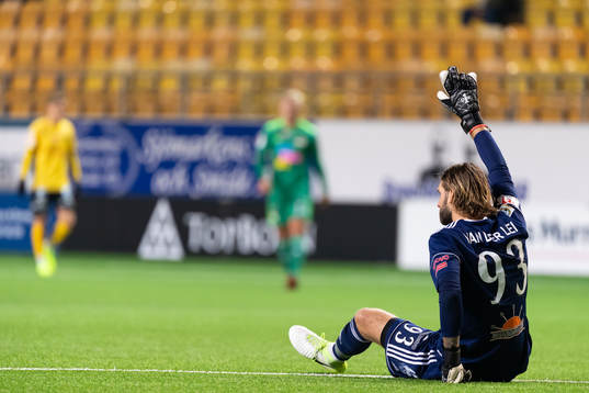 Dalkurds målvakt Stefan van de Lei signalerar för byte