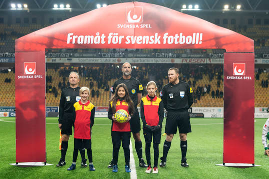 Domarteamet med domare Stefan Johannesson, assisterande