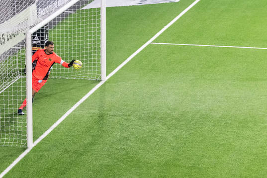 Elfsborgs målvakt Kevin Stuhr Ellegaard räddar bollen