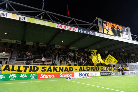 Elfsborgs supportrar med banderoll "Alltid saknad - Aldrig