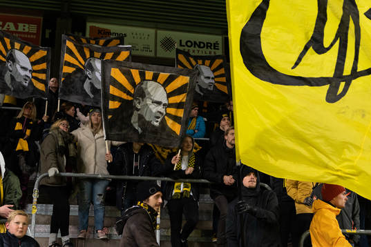 Elfsborgs supportrar med banderoller som är en hyllning