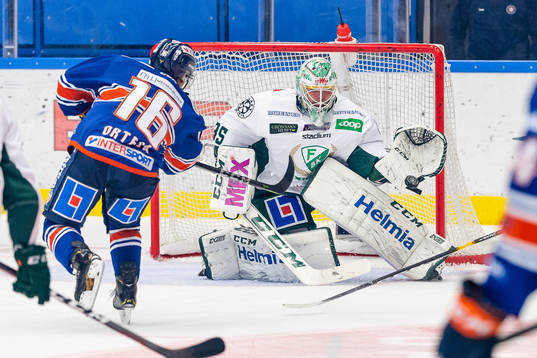 Färjestads målvakt Adam Werner räddar ett skott från