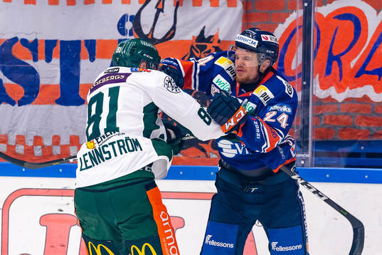 Gruff mellan Färjestads Theodor Lennström och Växjös