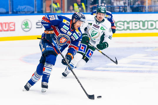 Växjös Erik Josefsson jagas av Färjestads Linus Johansson