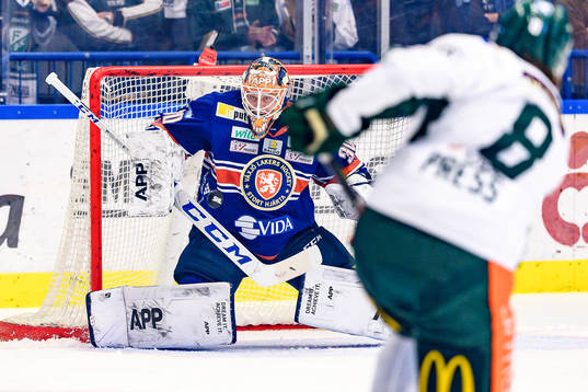 Växjös målvakt Viktor Fasth fokuserar på pucken när
