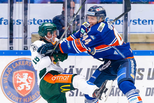 Växjös Peter Andersson tacklar Färjestads Axel Ottosson