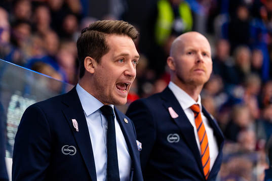 Växjös tränare Sam Hallam skriker
